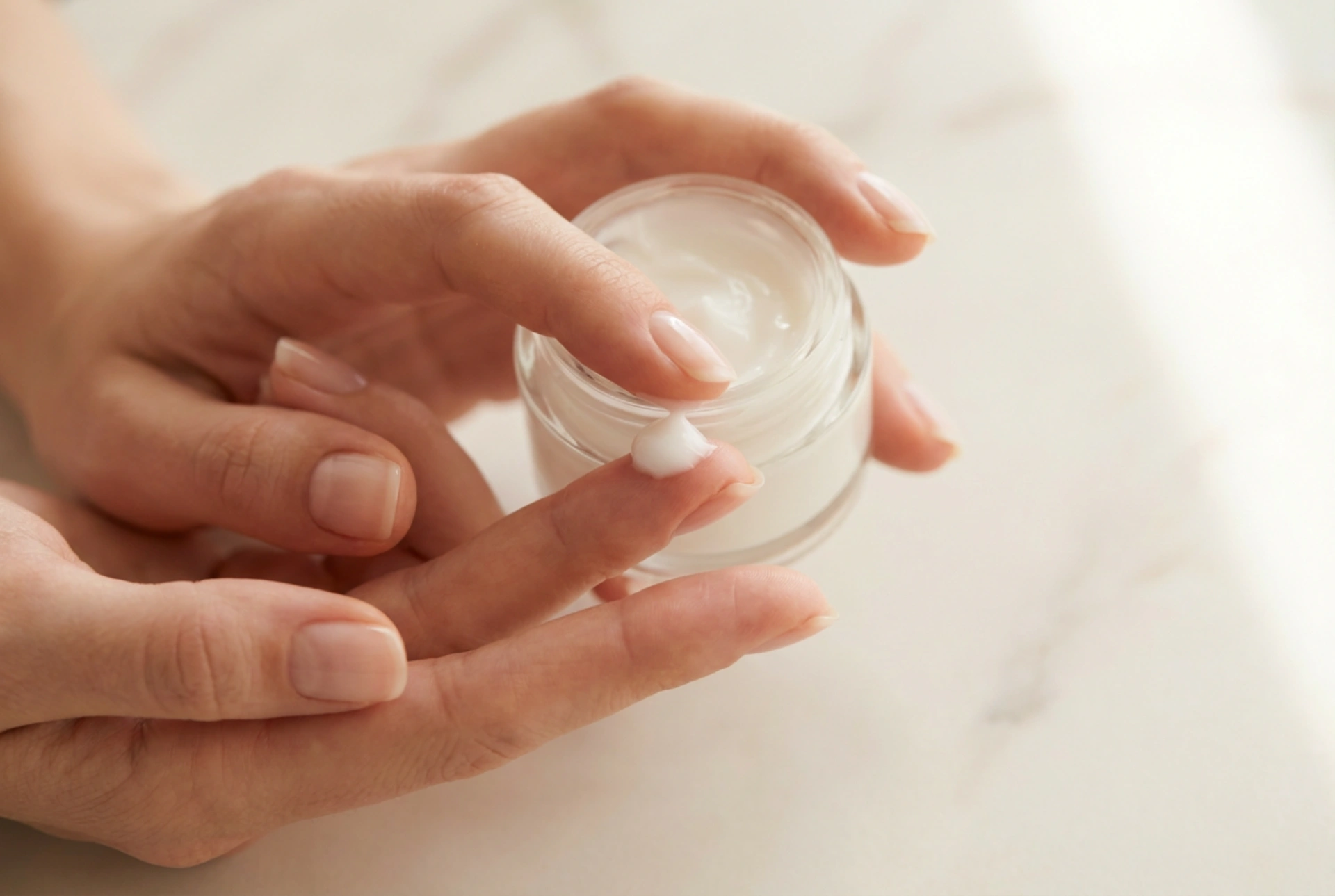 Kosteuttava silmänympärysvoide: hellävarainen levitys, määrä ja käyttötiheys