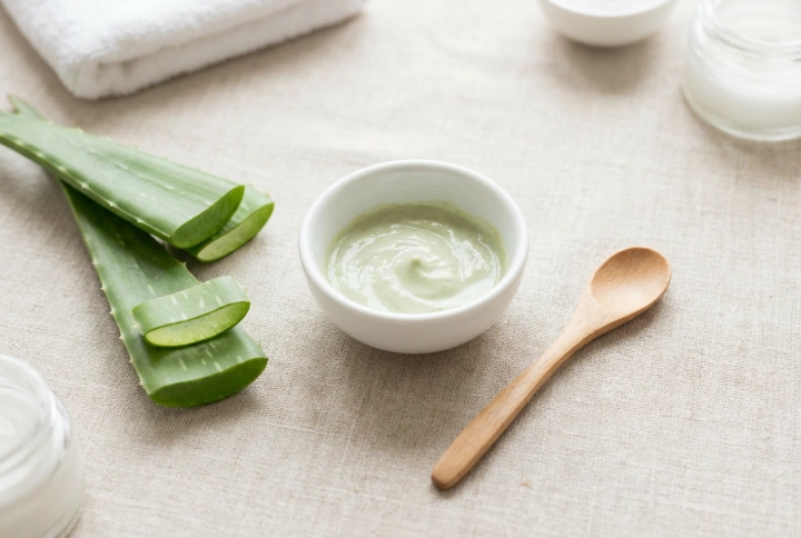 Rauhoittava aloe vera -naamio: kuinka tehdä ja käyttää sitä turvallisesti