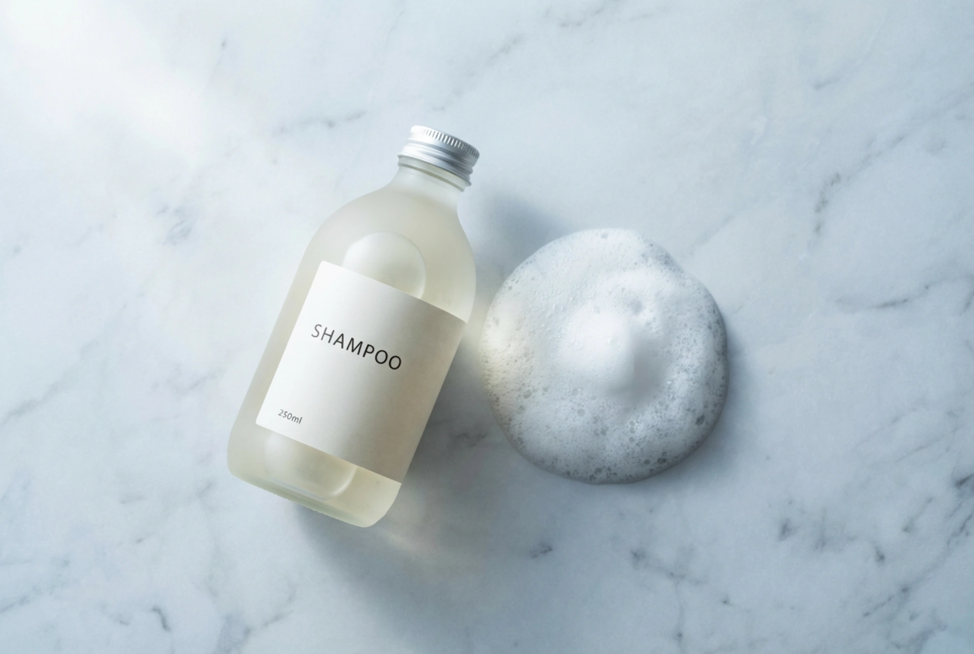 Tuuheuttava shampoo: kevyemmät koostumukset ja pesutekniikat hiusten kohottamiseen