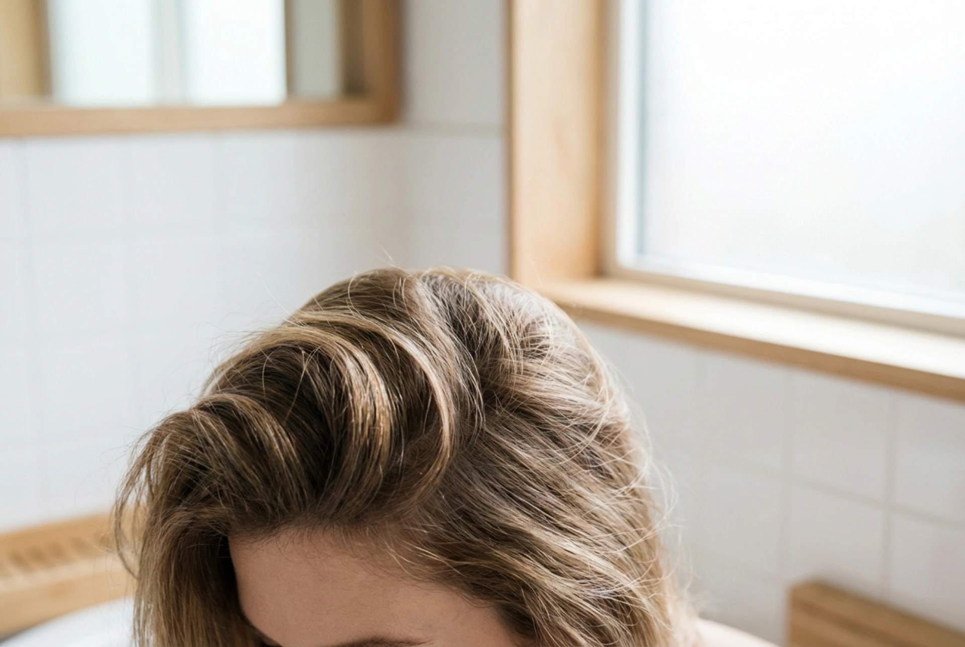 Enemmän volyymia hennoille hiuksille: kampaukset ja muotoiluvinkit askel askeleelta