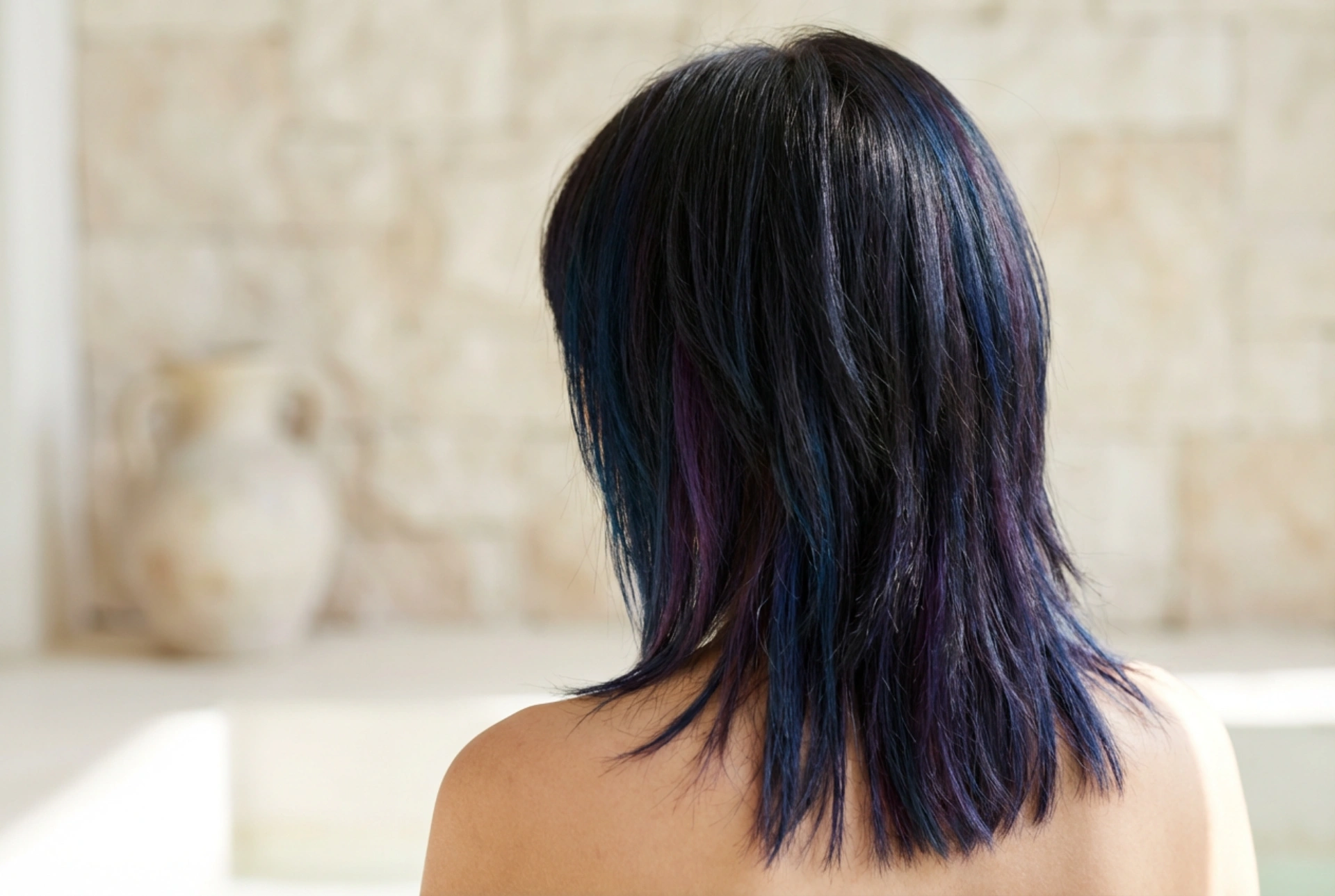 Emo-hiustyyli naisille: Kerrostettu leikkaus, muotoilu ja värin hoito