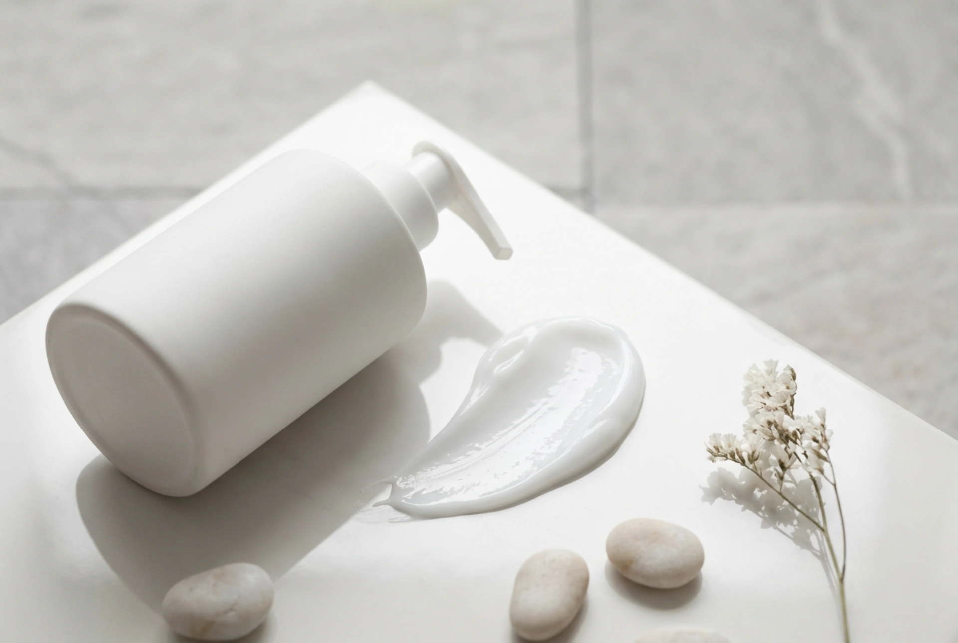 Kosteusvoiteen valinta epäpuhtauksiin taipuvaiselle iholle: kevyet koostumukset, ainesosat ja levitys