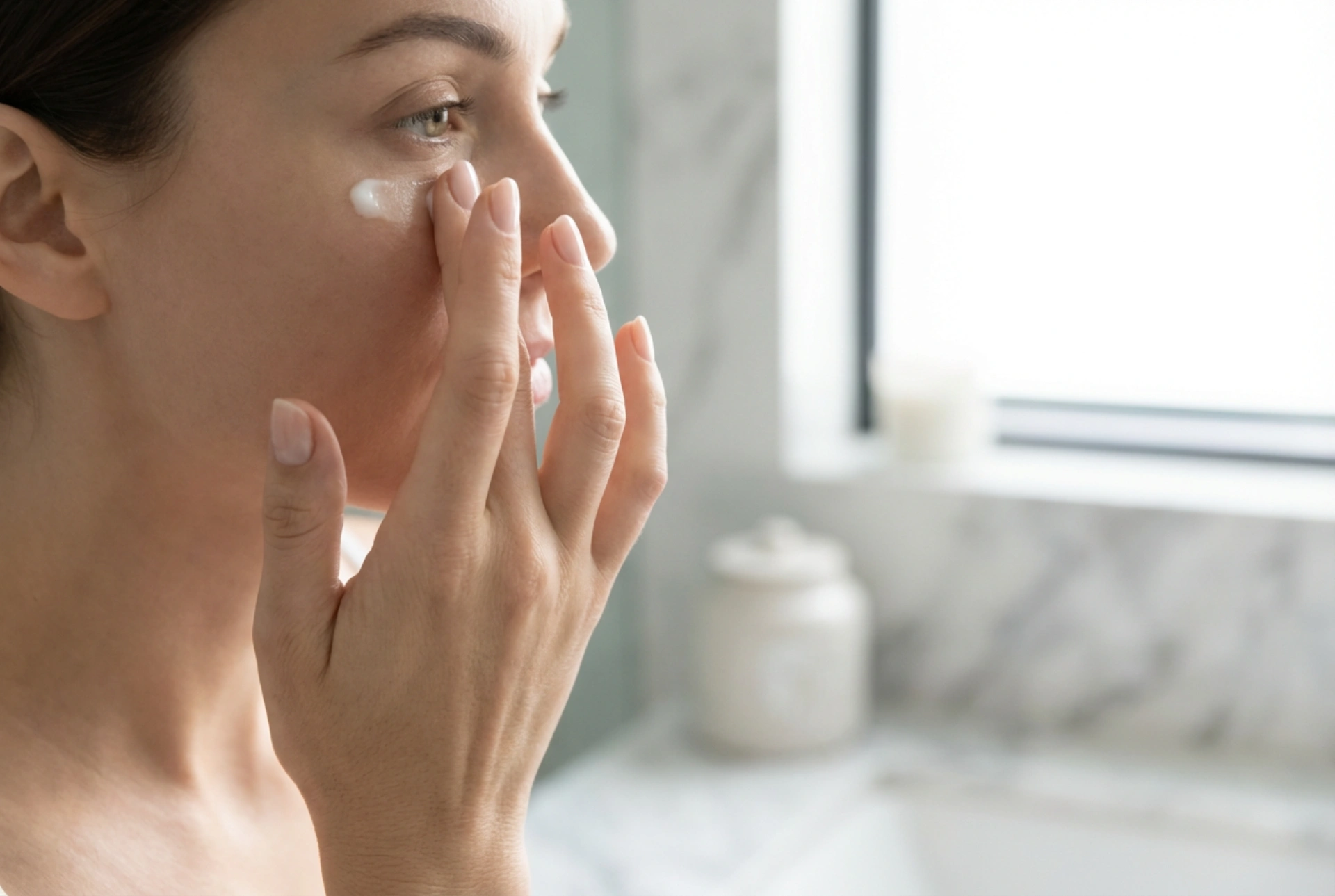 Kosteuttava silmänympärysvoide: kuinka valita oikea koostumus ja levittää ilman hankaamista