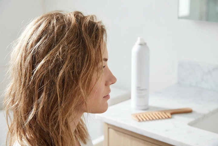 Raikas ilme hetkessä: kampaus rasvoittuville hiuksille ilman pesua