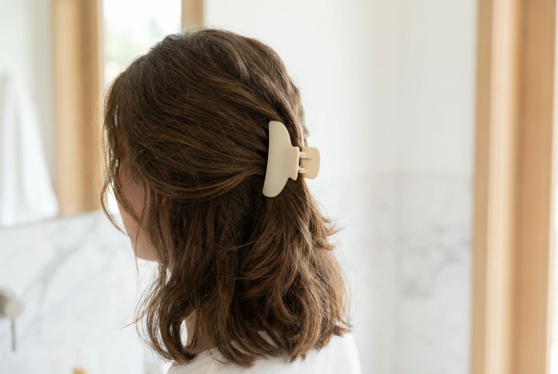 Hiusklipsikampaukset keskipitkille hiuksille: muotoilu ja volyymi