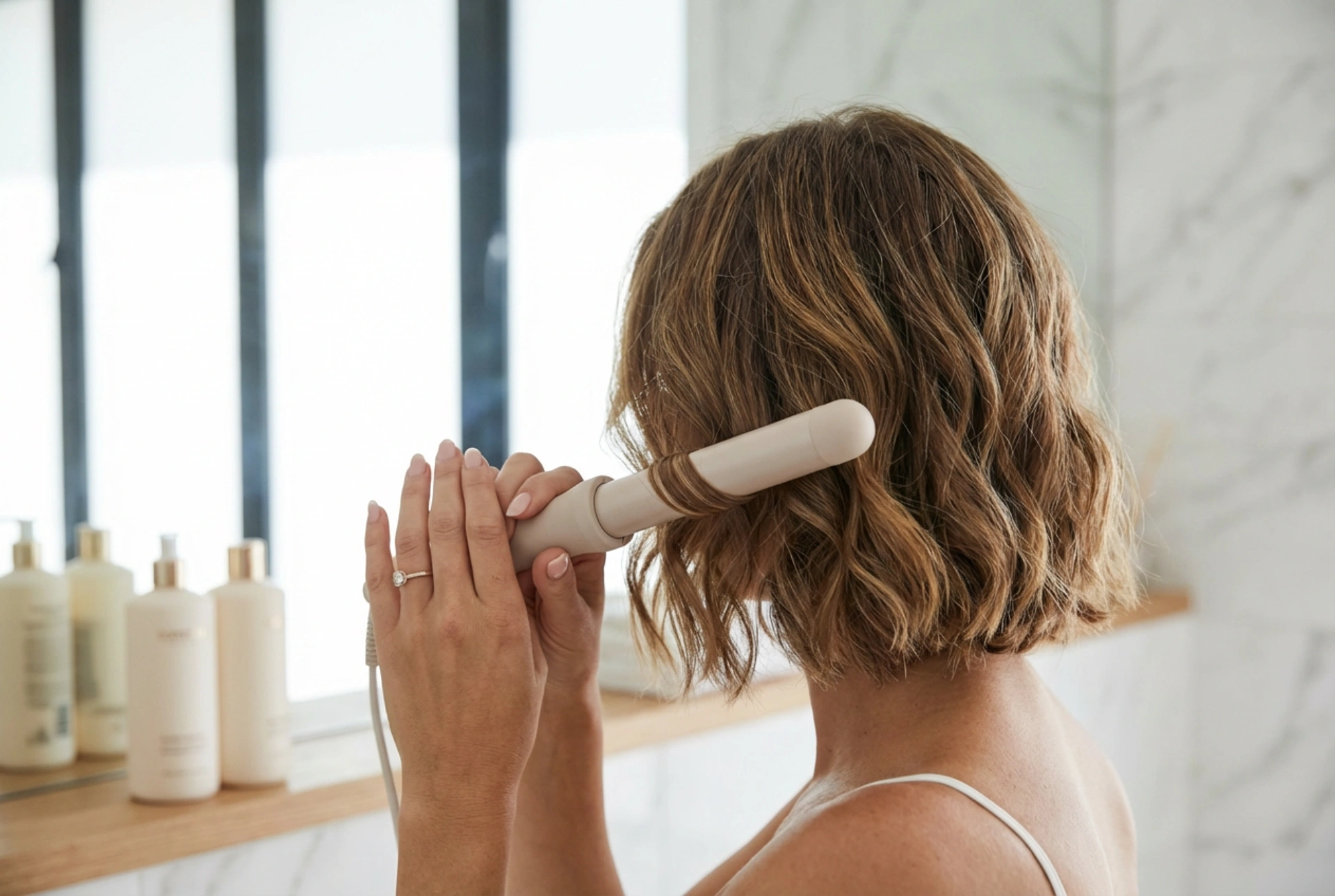 Loivat laineet lyhyisiin hiuksiin askel askeleelta: välineet ja kiinnitys