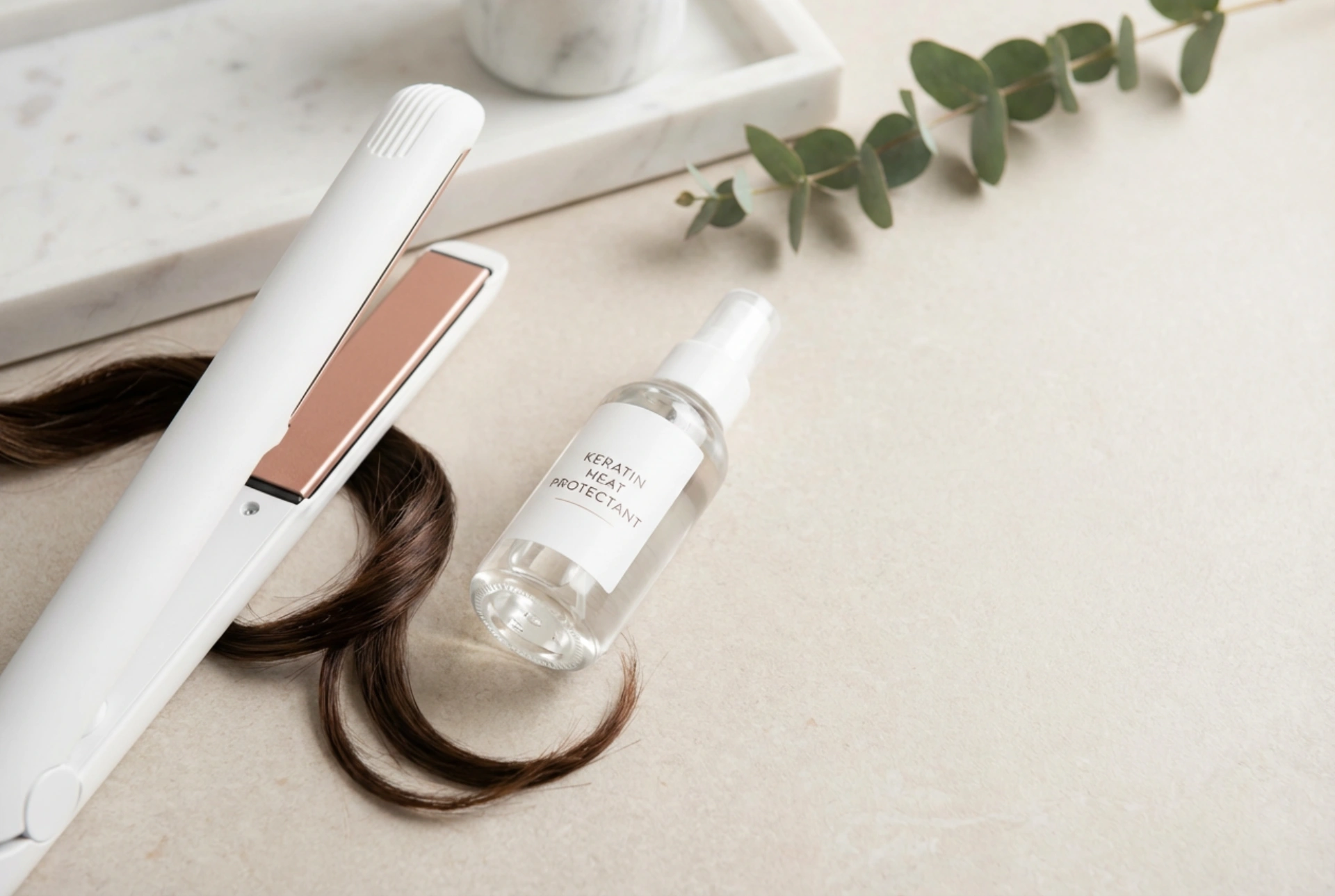 Suoristusrauta ionisaatiolla ja keratiinilla: asetusten valinta ja hiusten suojaus