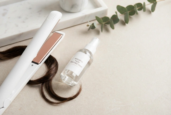 Suoristusrauta ionisaatiolla ja keratiinilla: asetusten valinta ja hiusten suojaus