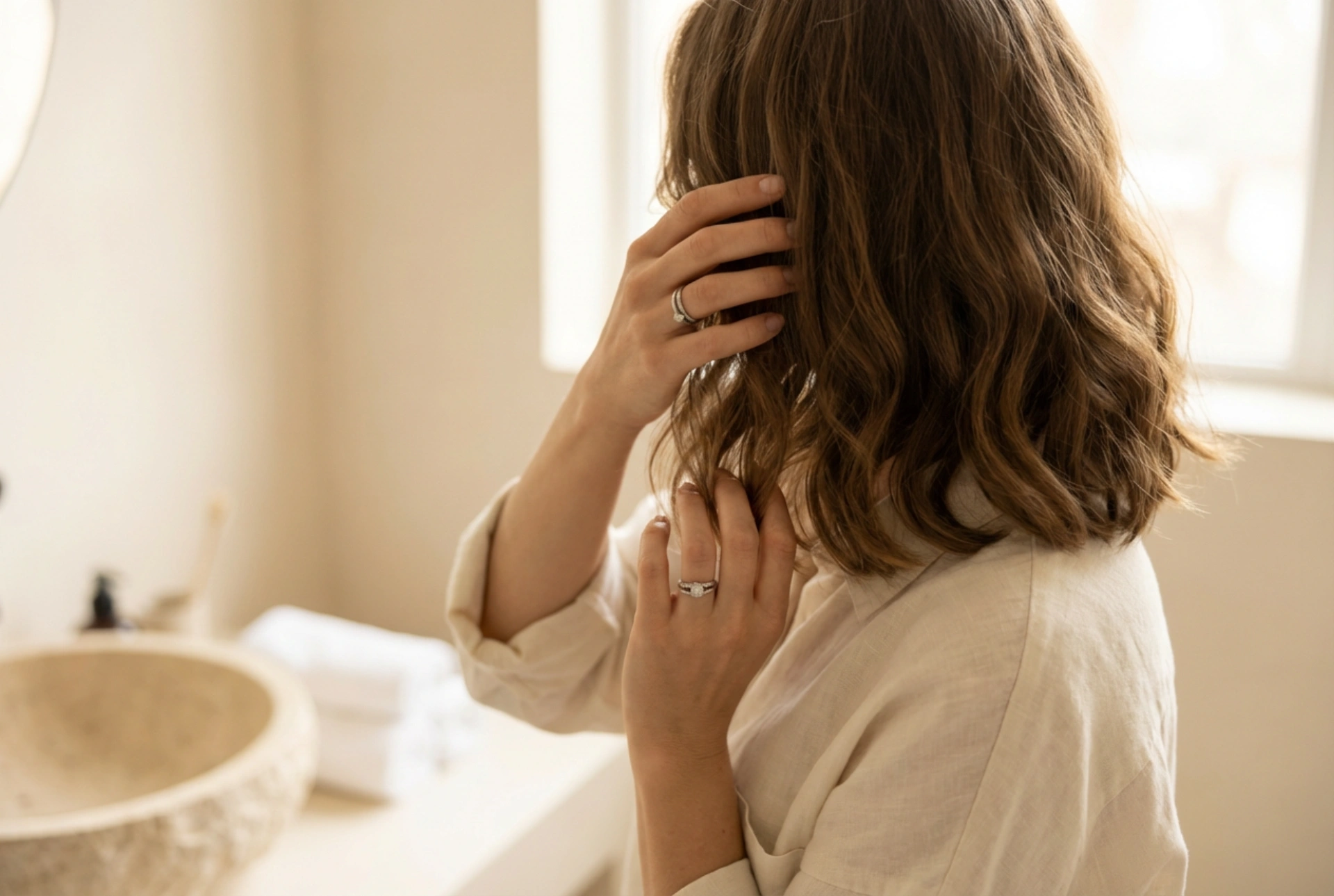 Kevyet laineet olkapääpituisissa hiuksissa: kuinka saavuttaa luonnollinen lopputulos