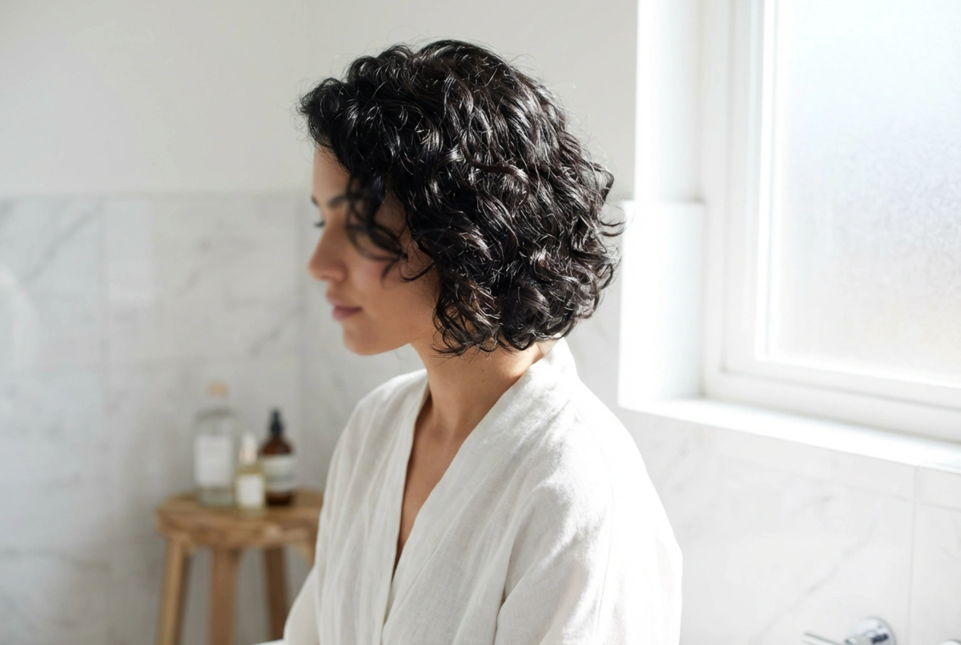 Kiharat lyhyisiin hiuksiin: nopeat tavat saada salonkimainen lopputulos