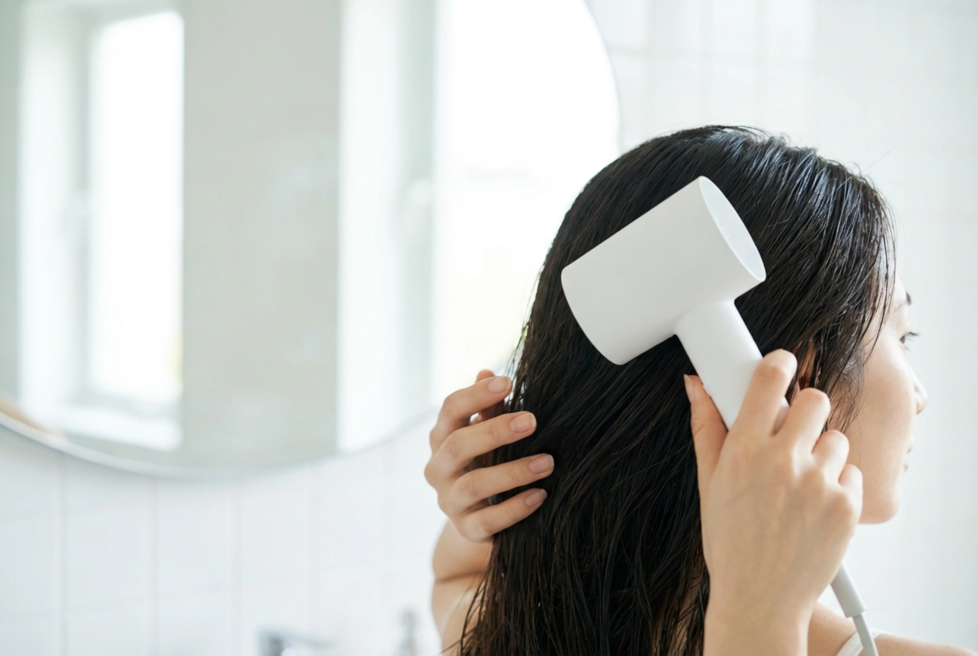 Hiustenkuivaajan teho: 2200 W nopeaan ja hellävaraiseen kuivaukseen