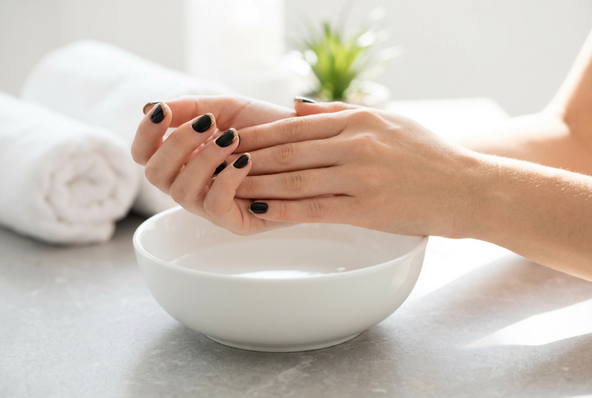 Mustat kynnet kultaisella kimalteella: luo elegantti look askel askeleelta