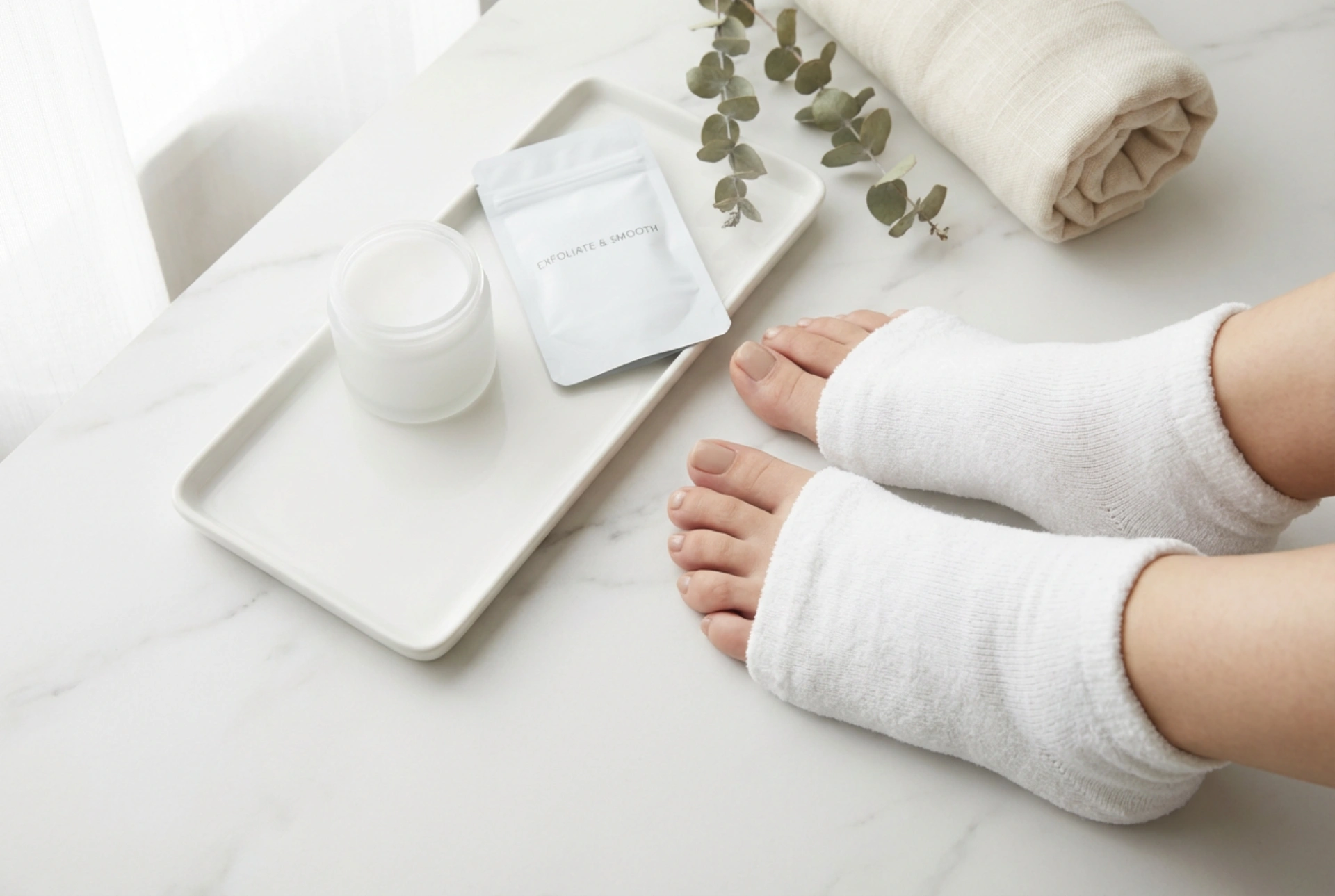 Jalkanaamio: Kuinka käyttää kuorivia ja voidemaisia sukkia