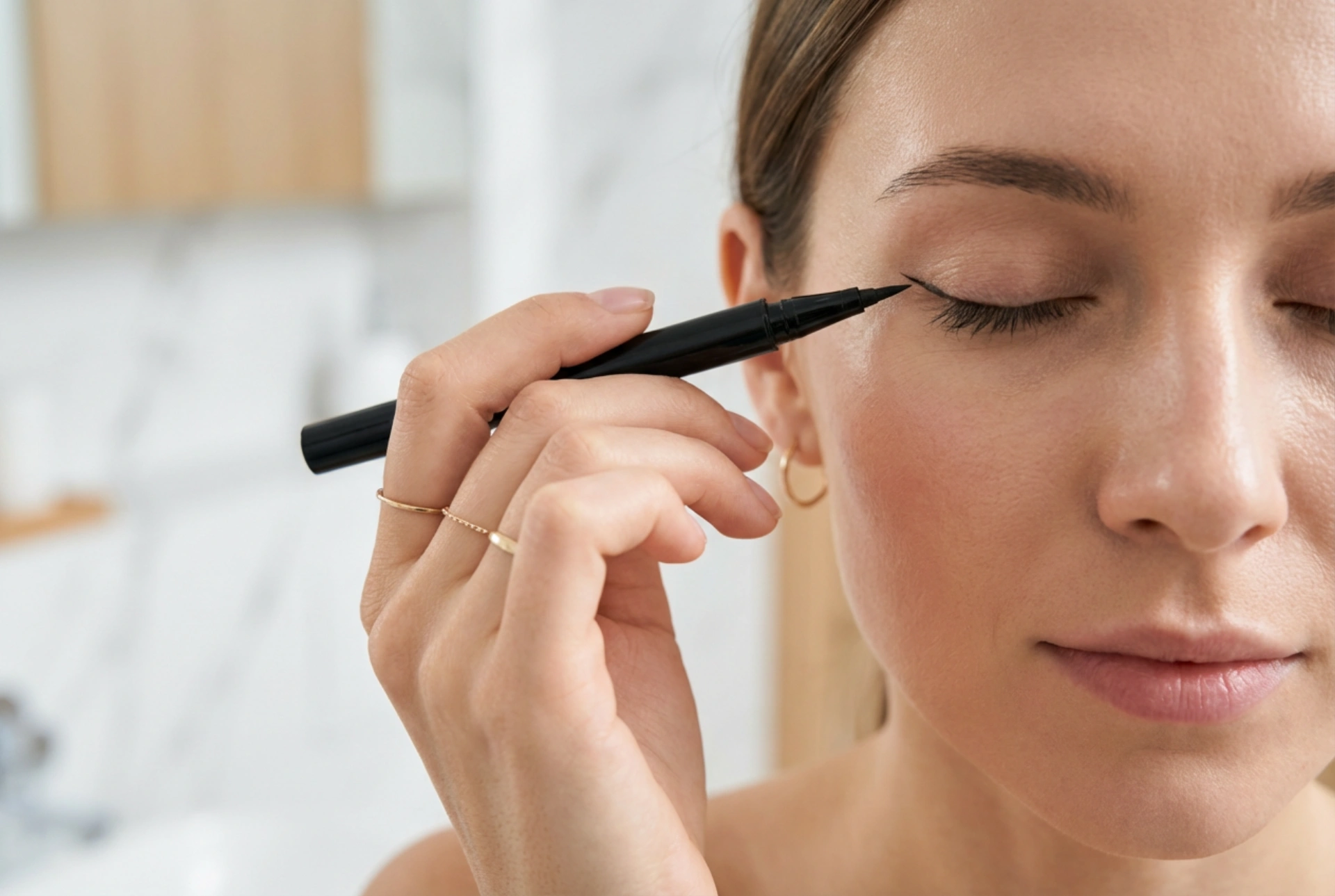 Miten tehdä rajaus eyelinerilla: applikaattorin ote, kulmat ja viimeistely