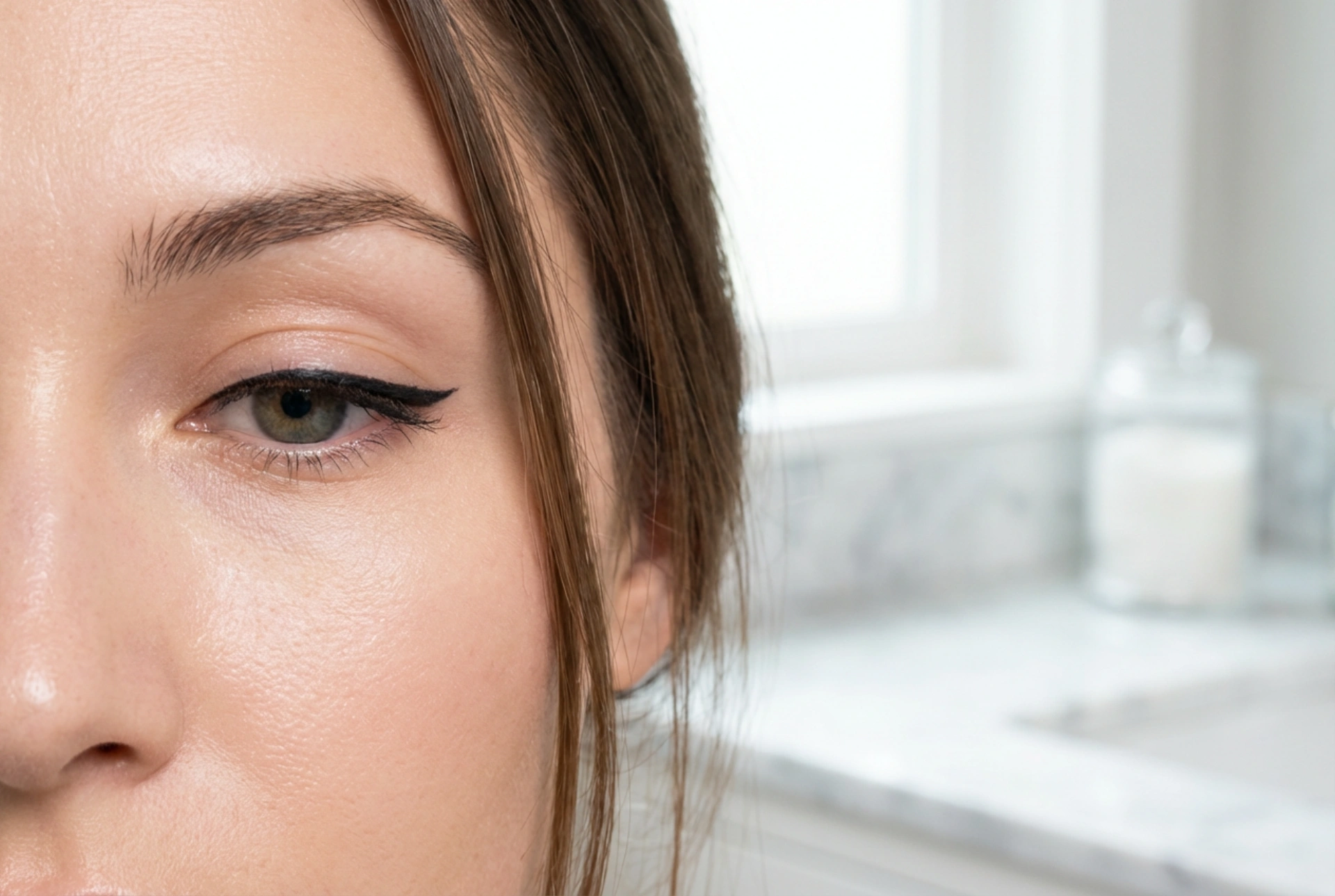 Riippuva silmäluomi: eyelinerin levitys riippuvalle silmäluomelle
