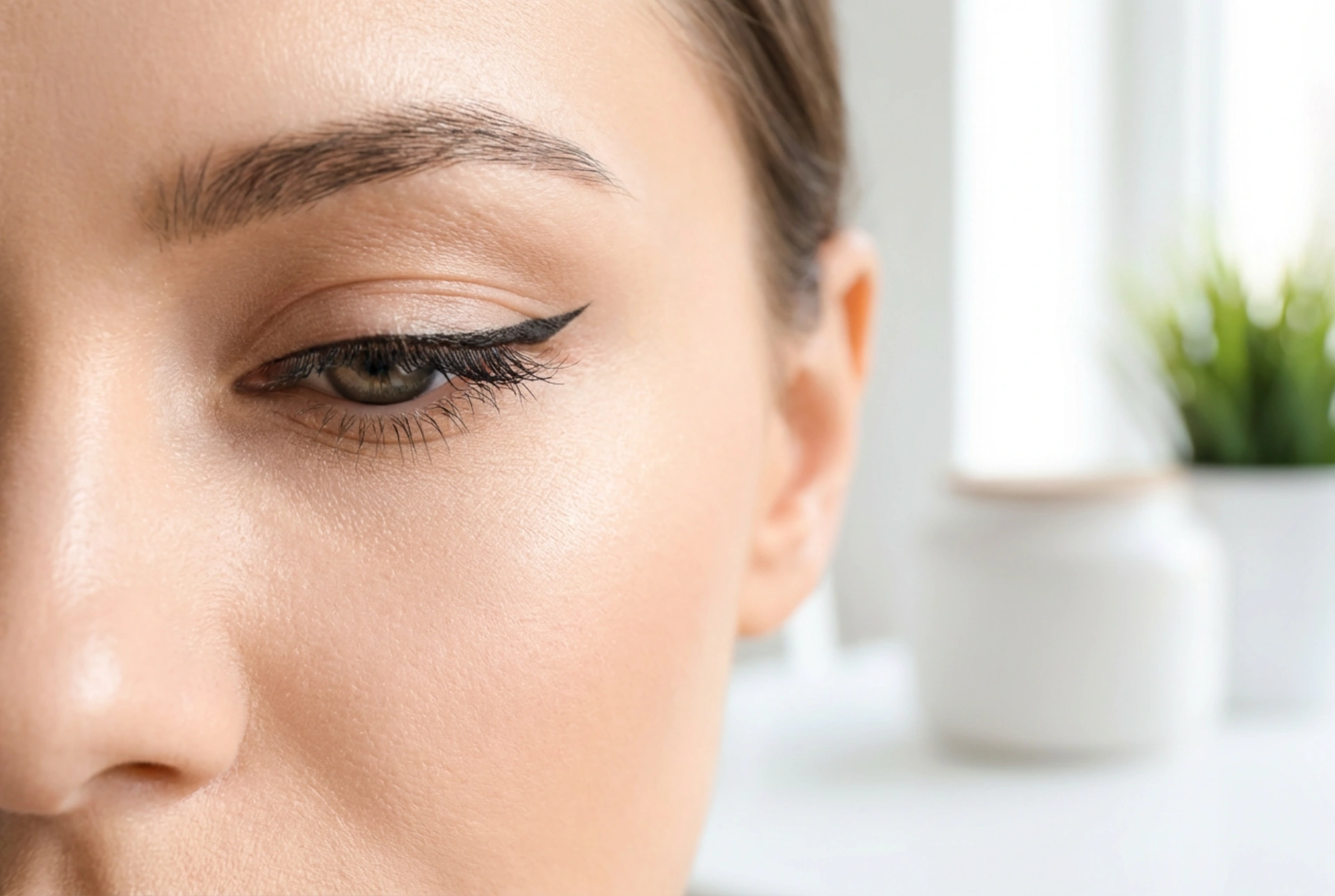 Eyeliner-rajaukset arkeen: ohut viiva, siipi ja viimeistely