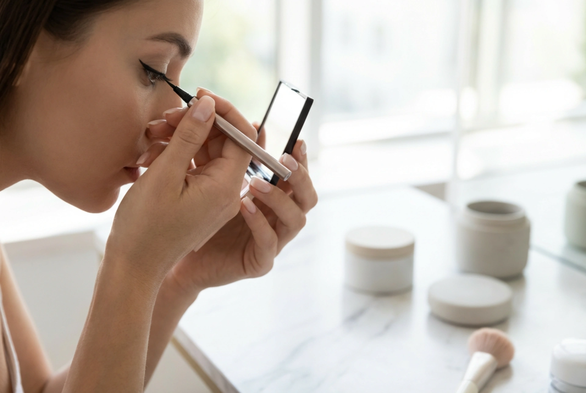 Eyeliner-rajaukset aloittelijoille: vaihe vaiheelta ja yleisimmät virheet
