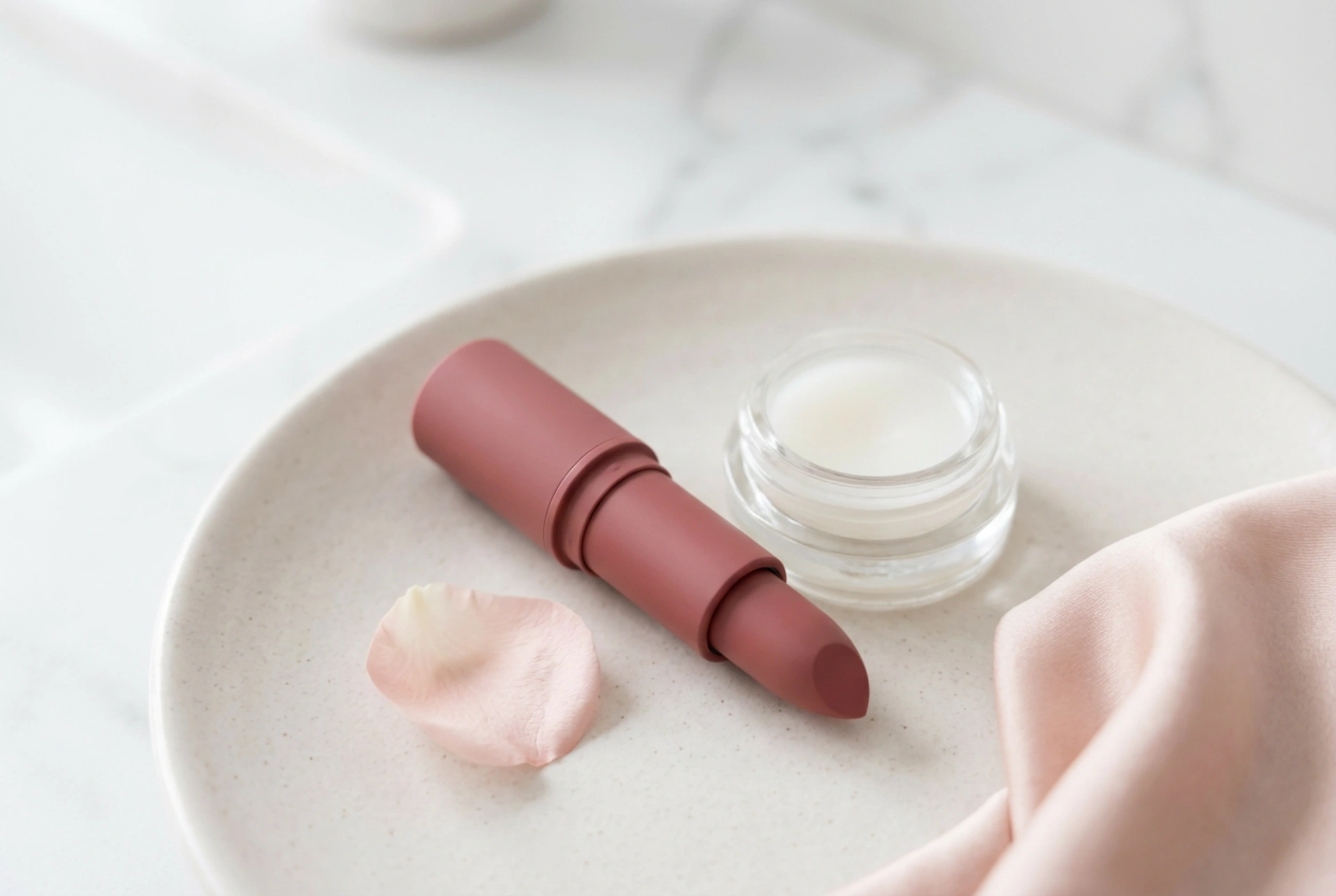 Pitkäkestoinen huulipuna: Kuinka levittää se korostamatta kuivuutta